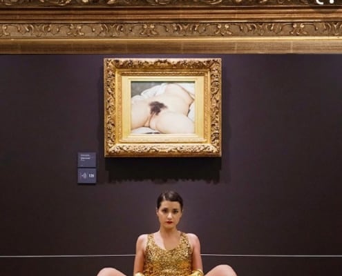 Un’immagine della performance di Deborah de Robertis al Musee D’Orsay