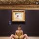 Un’immagine della performance di Deborah de Robertis al Musee D’Orsay