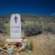 La tomba di Rosa May fuori dal cimitero di Bodie, in California