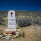 La tomba di Rosa May fuori dal cimitero di Bodie, in California