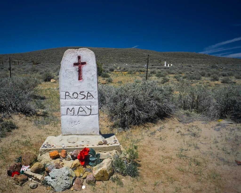 La tomba di Rosa May fuori dal cimitero di Bodie, in California